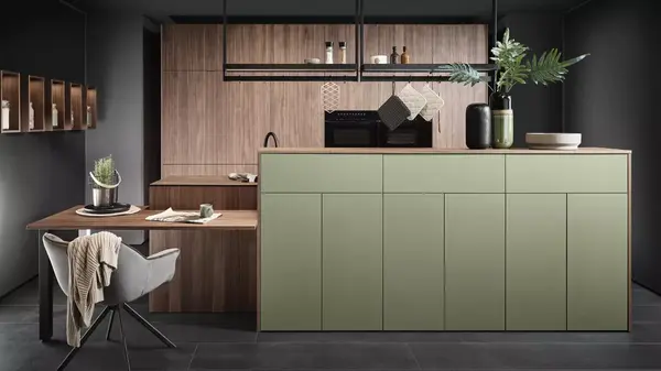 Moderne Küche mit grüner Kochinsel, Holzelementen und Essbereich im zeitlosen Design.