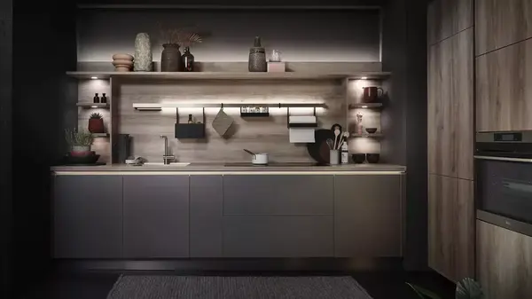 Moderne Einbauküche mit Holzfronten, offener Ablage und stilvoller LED-Beleuchtung.