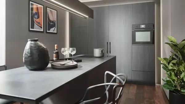 Moderne Designküche mit Kochinsel, dunklen Fronten, Einbauofen und stilvoller Deko.