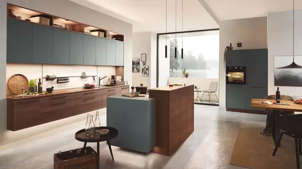 Moderne offene Einbauküche mit Kochinsel, Holzfronten und stilvoller Beleuchtung.