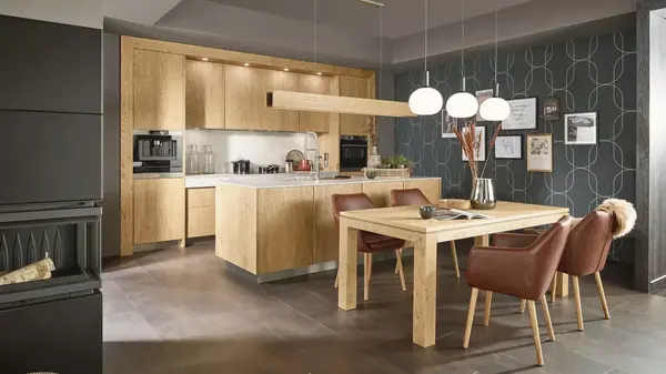 Moderne Küche mit Holzfronten, Essbereich und stilvoller Wanddekoration im skandinavischen Design.