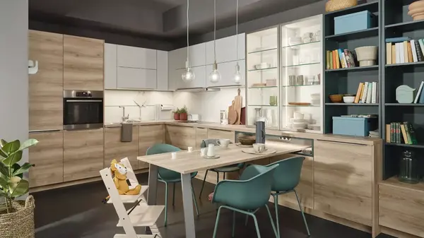 Moderne Einbauküche mit Holzfronten, Essbereich, offenen Regalen und stilvoller Beleuchtung.
