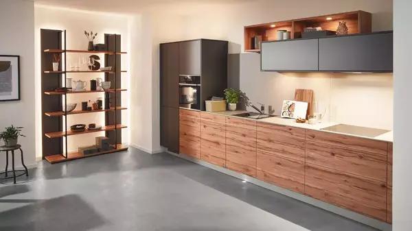 Moderne Einbauküche mit Holzfronten, offenen Regalen und integrierter Beleuchtung.