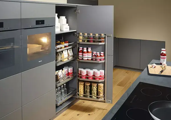 Moderner Küchenschrank mit offenem Vorratsregal, gefüllt mit Lebensmitteln und Gewürzen.
