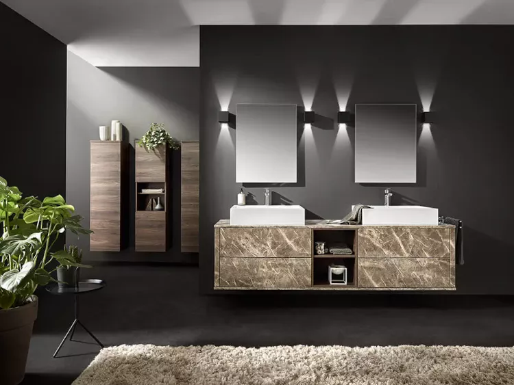 Modernes Badezimmer mit Doppelwaschtisch, dunklen Wänden und stilvollen Badmöbeln.