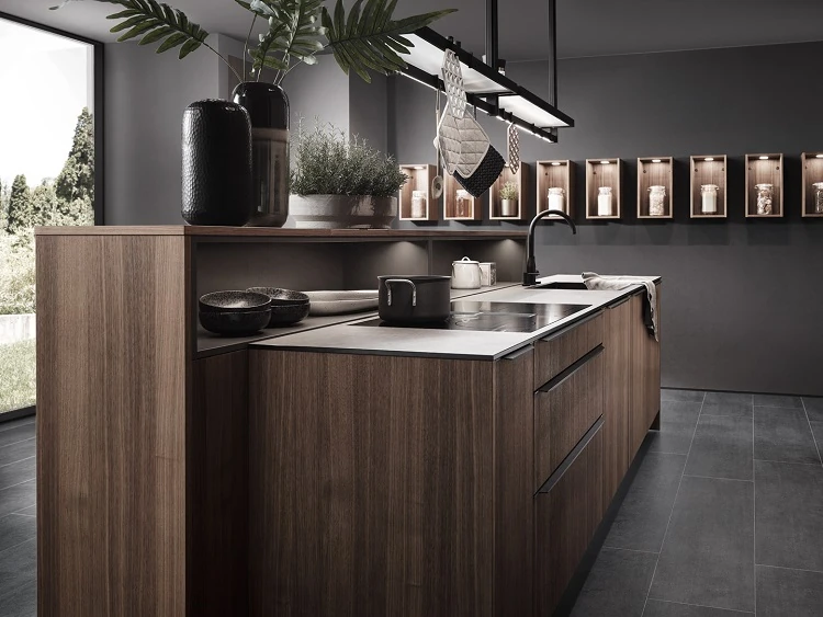 Moderne Küche mit Kochinsel aus Holz, dunklen Fronten und stilvoller Beleuchtung.